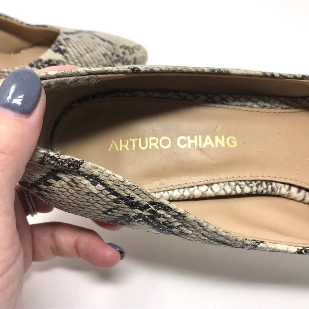 Arturo Chiang Ivory/Black Snakeskin Pumps Size 9.5 - Picture 4 of 8